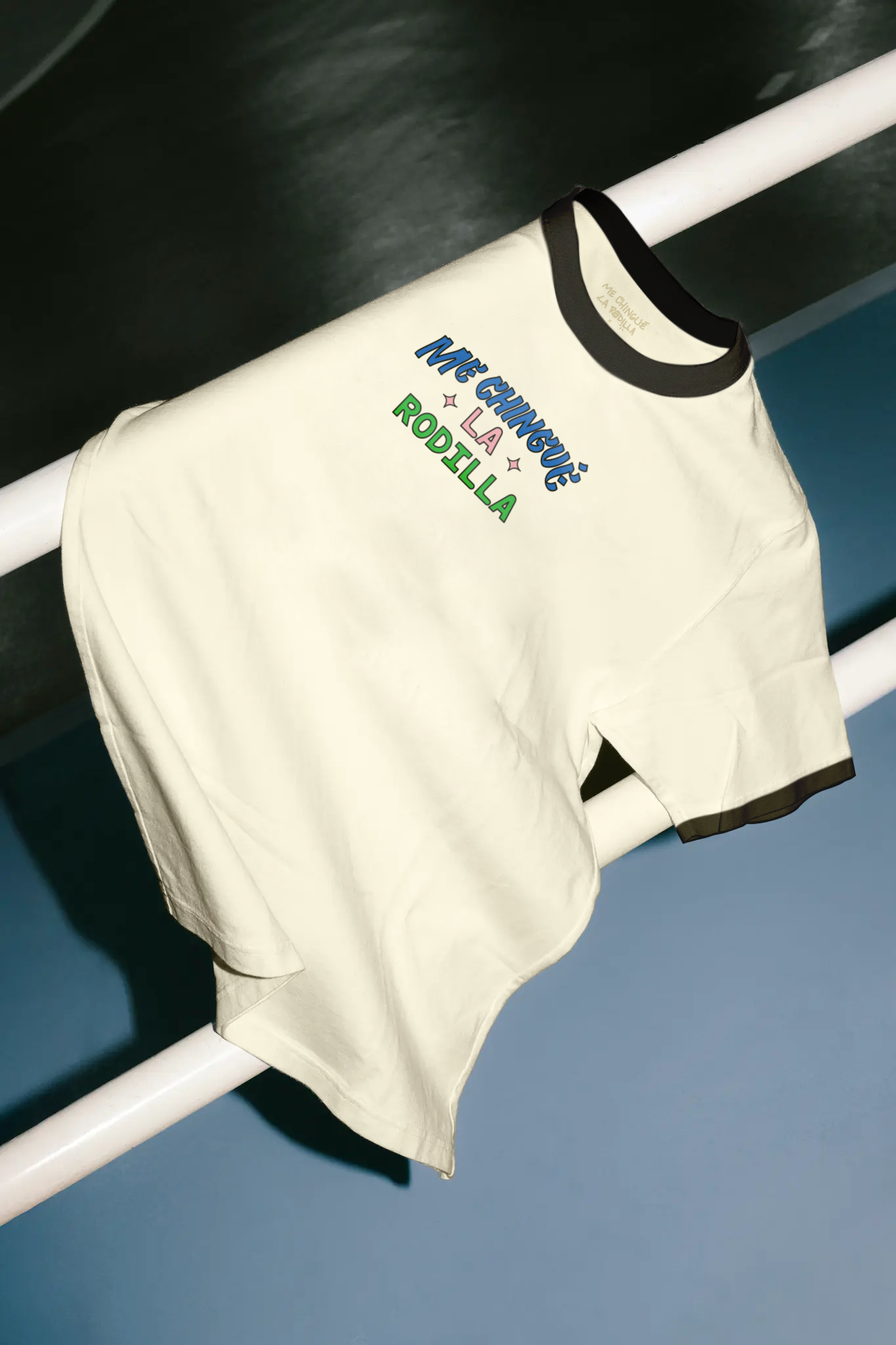 Playera “Me chingué la rodilla” — Edición especial SER x Sam